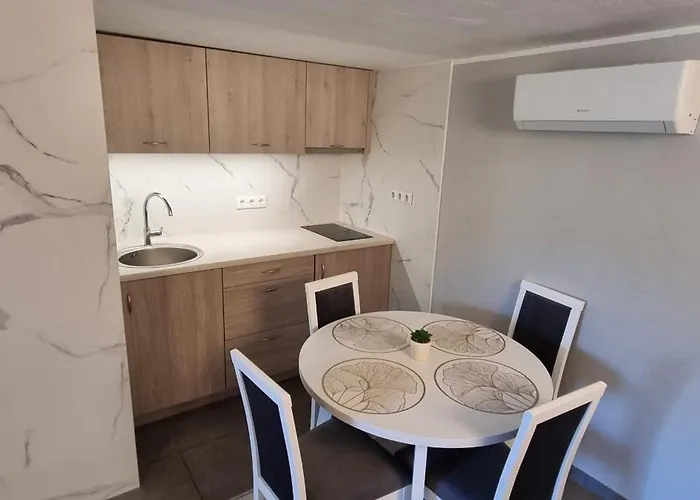 M&s Ausros קלייפדה